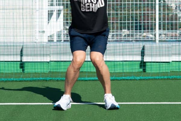 スクワットで膝が内側に入るNGフォーム（ニーイン）