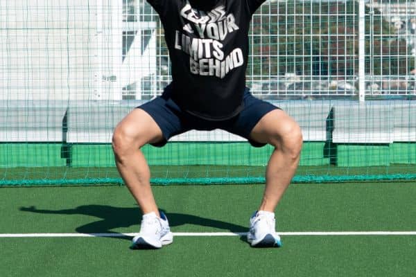 スクワットで膝が外側に流れやすいNGフォーム（ニーアウト）